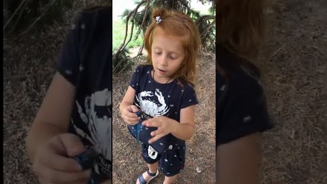 Лизун упал в грязь. Видео для детей. The lizard fell in the mud. Videos for kids. смотреть онлайн