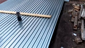 ПОКРЫВАЕМ КРЫШУ ГАРАЖА ПОДРУЧНЫМ МАТЕРИАЛОМ