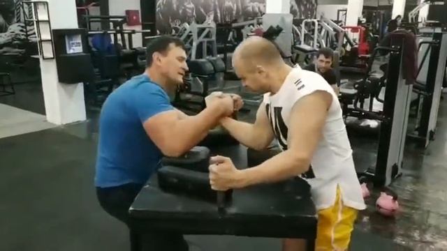 Как проходят тренировки в кайф.Это мой друг в синей футболке.Армрестлинг для всех ,присоединяйтесь. смотреть онлайн