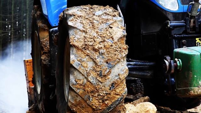 Строительство лесной дороги , камнедробилка KIRPY BPB-250 измельчение камней диаметром до 40 см смотреть онлайн