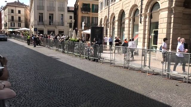 1000 Miglia 2023 – Passaggio delle auto storiche in Piazza Bra a Verona смотреть онлайн