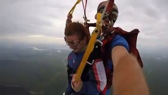 Девушка в инвалидном кресле совершила прыжок с парашютом смотреть онлайн