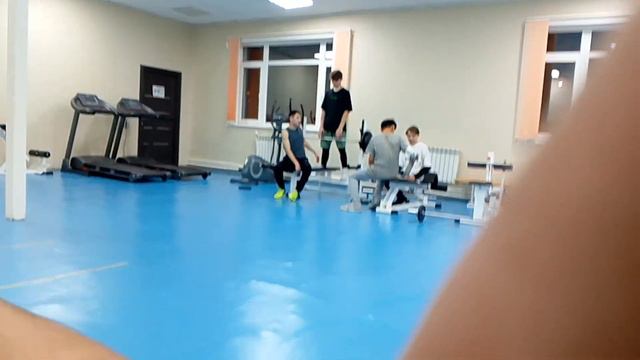 ИГРАЛИ В ЛЕСЕНКУ В СПОРТИВНОМ ЗАЛЕ #подпишись #спорт смотреть онлайн