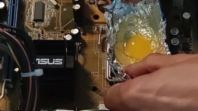 ЖАРИМ ЯИЧНИЦУ НА ПРОЦЕССОРЕ КОМПЬЮТЕРА смотреть онлайн