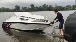 Поднимаем катер на прицеп с воды