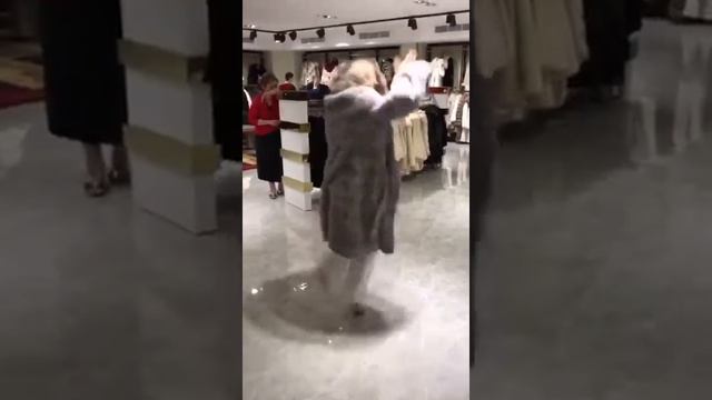 Русская девушка в Турции купила шубу танцует чечетку. Радости нет предела... смотреть онлайн
