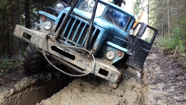 Застрявшие грузовики и трактора в грязи. смотреть онлайн