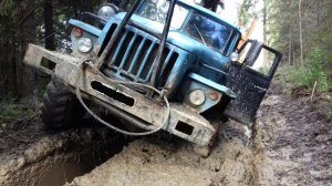 Застрявшие грузовики и трактора в грязи.