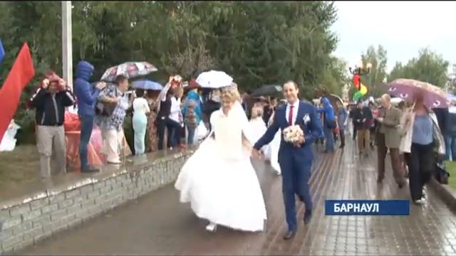 Рождение семьи совпало с днем рождения города у многих барнаульских пар 05.09.15 (16+) смотреть онлайн