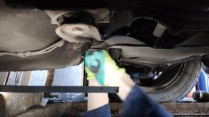 Сорвало резьбу закладной гайки подрамника Ауди 80 Б4