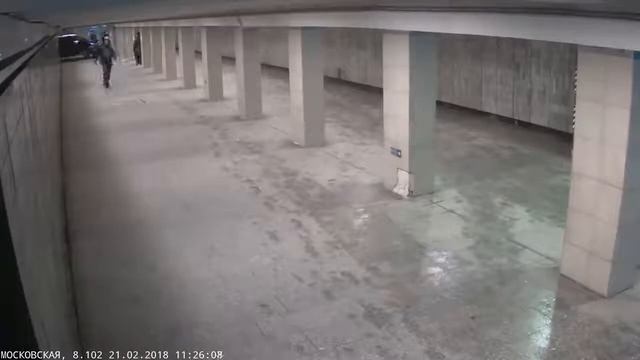 Автомобиль спустился в метро