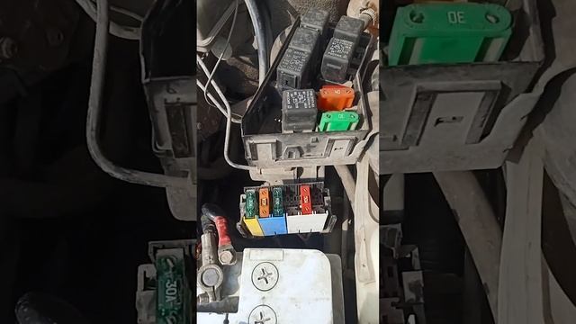 где находится предохранитель панели приборов лада Приора