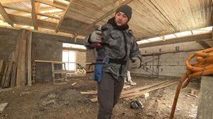 Как одному прикручивать 6-ти метровые доски к потолку.