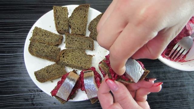 Бутерброды с селедкой. Шикарная закуска с селедкой. Закуска на праздничный стол. смотреть онлайн