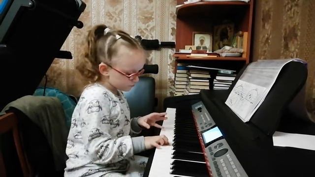 Маленька елочка. Учусь играть на фортепиано смотреть онлайн