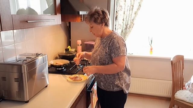 ГОТОВЛЮ ПРОСТО ОБЕД???,И СПЕКЛА ВКУСНОГО ХЛЕБА,? ПЕРВЫЙ РАЗ??? смотреть онлайн