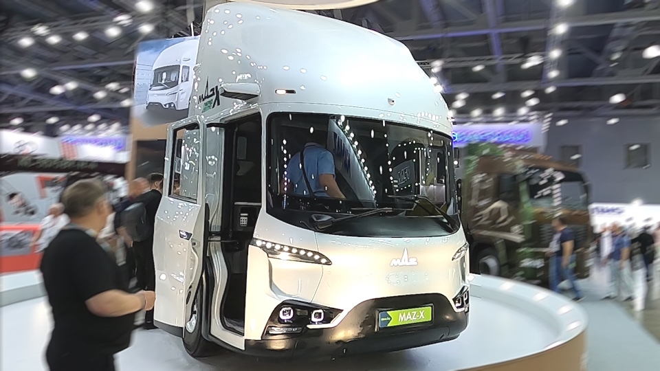Концепт седельного тягача MAZ X, порадовал инновациями и просторной кабиной смотреть онлайн