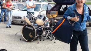 4х летний ребенок профессионально играет на барабанной установке! Шикарно