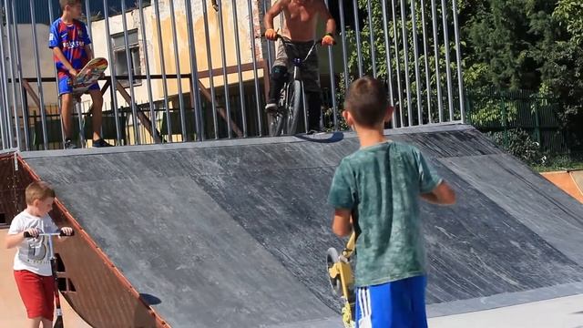 A day at the skate park in Kavadarci, Macedonia смотреть онлайн