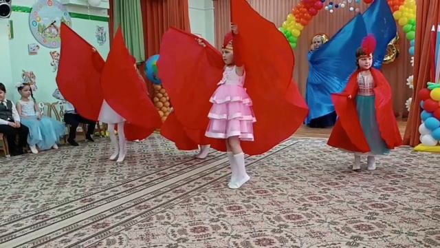 подготовительная группа "Ромашки" на выпускном празднике "Вслед за синей птицей" смотреть онлайн