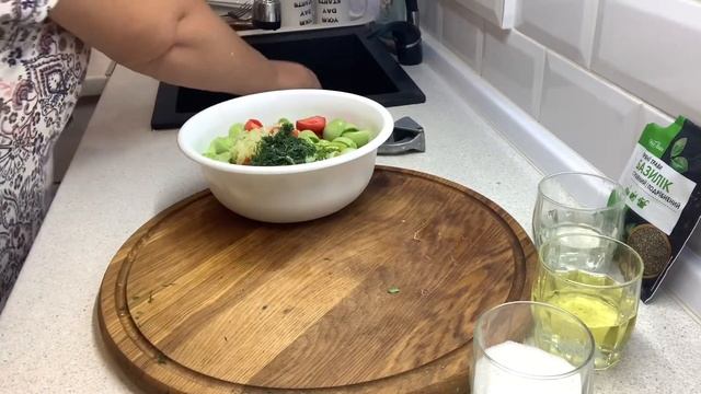 Маринованные зеленные помидоры.Как замариновать помидоры. Салат с болгарским перцем. смотреть онлайн