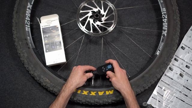 Topeak Smartgauge D2X Review and How to Use Check Air Tire Pressure смотреть онлайн