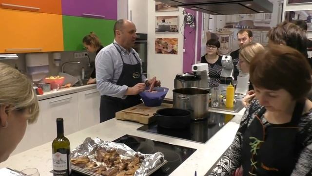 Как правильно НАРЕЗАТЬ свиные РЁБРЫШКИ / Кулинарная студия Ильи Лазерсона смотреть онлайн