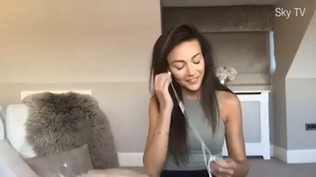 Michelle Keegan's dog goes mad at doorbell during Brassic Q&A смотреть онлайн
