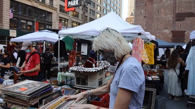 Chelsea FLEA MARKET: Best Thrifting in NYC смотреть онлайн