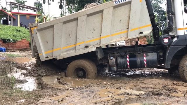 Tata 1618 4x4 tipper at work | offroad 4x4 machine смотреть онлайн