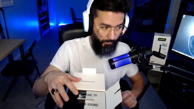 HIGH QUALITY but BUDGET FRIENDLY Podcasting MICROPHONE in 2022! The SHURE MV7 unboxing! смотреть онлайн