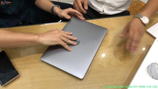 Vui Sướng Đập Hộp Chiếc Macbook Pro Touchbar 13 inch Bản Mới Nhất 2018 смотреть онлайн