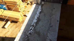 Кладка первого ряда газобетона на армопояс.  Первый ряд газобетона второго этажа. Строю сам.