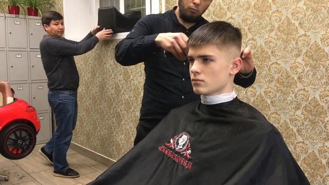 МУЖСКАЯ СТРИЖКА КРОП . Лёгкий вариант стрижки . смотреть онлайн
