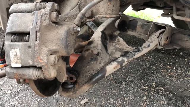 Замена шаровой на переднем рычаге автомобиля Dacia Sandera двигатель 1.2,2008г. смотреть онлайн