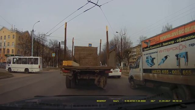 Выкрутасы маршрутки №8(208) гн О946СВ69 на пл.Конституции. Тверь. 2017-04-21 смотреть онлайн