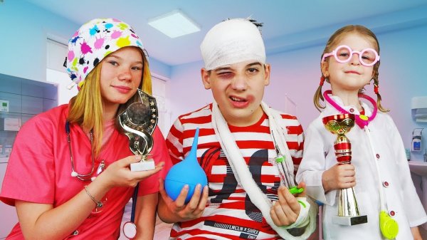 Дети играют в доктора и в больнице делают уколы пациенту хулигану