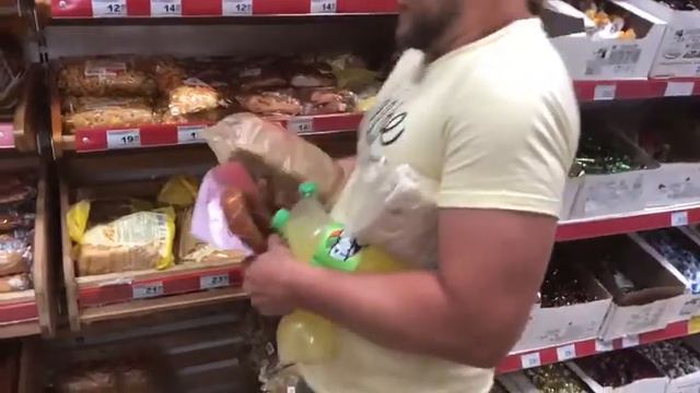 В магазине надо быть очень осторожным! смотреть онлайн