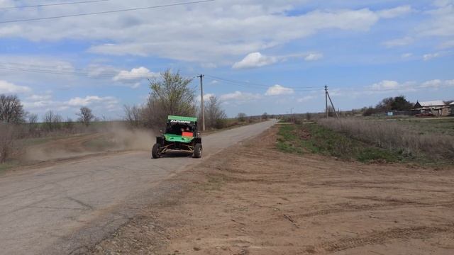 Дневная езда на самодельной багги, с дрифтом смотреть онлайн