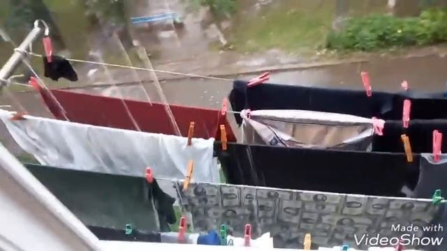 Как правильно сушить одежду во время дождя. Лайфхак 80 уровня. смотреть онлайн