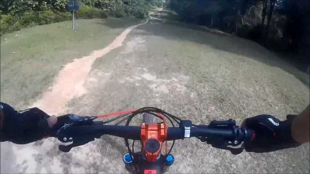 Short Climb up to grass knoll towards Bt Timah - Scott Scale XC Hardtail! смотреть онлайн