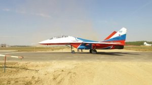 Самолёты пилотажной группы "Стрижи". Предполётный осмотр и выруливание