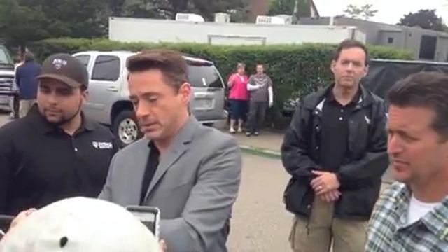 Robert Downey Jr. Greeted By Fans While Filming Movie in Attleboro смотреть онлайн