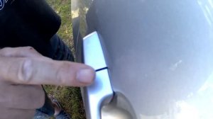 Скрипят ручки у машины? Быстрое решение: Смазываем замки двери у автомобиля