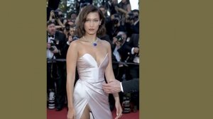 Звезда без белья самая красивая женщина в мире позировала в платье с вырезом