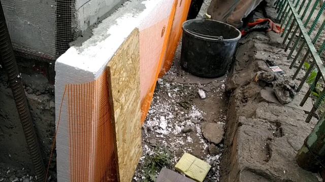 @0055. Приклеиваю армирующим клеем штукатурную сетку на пенопласт фундамента. смотреть онлайн