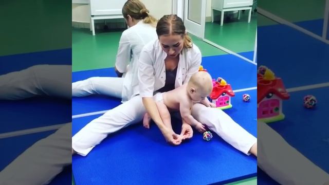 Когда малыш поджимает пальчики на стопах смотреть онлайн