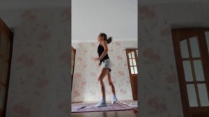 Занимаюсь гимнастикой дома.