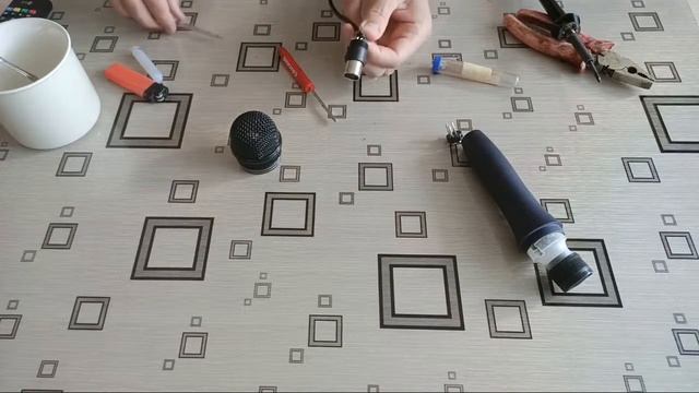 Сделать микрофон проводной / припаять провод гнезду штекера смотреть онлайн