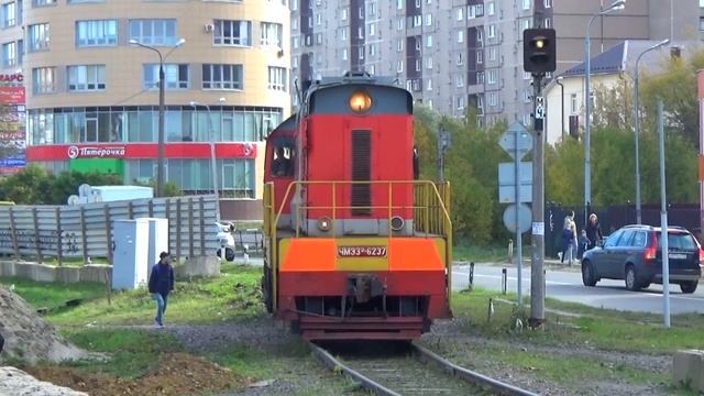 Тепловоз ЧМЭ3Э-6237 выезжает из подъездного пути на станцию Железнодорожная смотреть онлайн